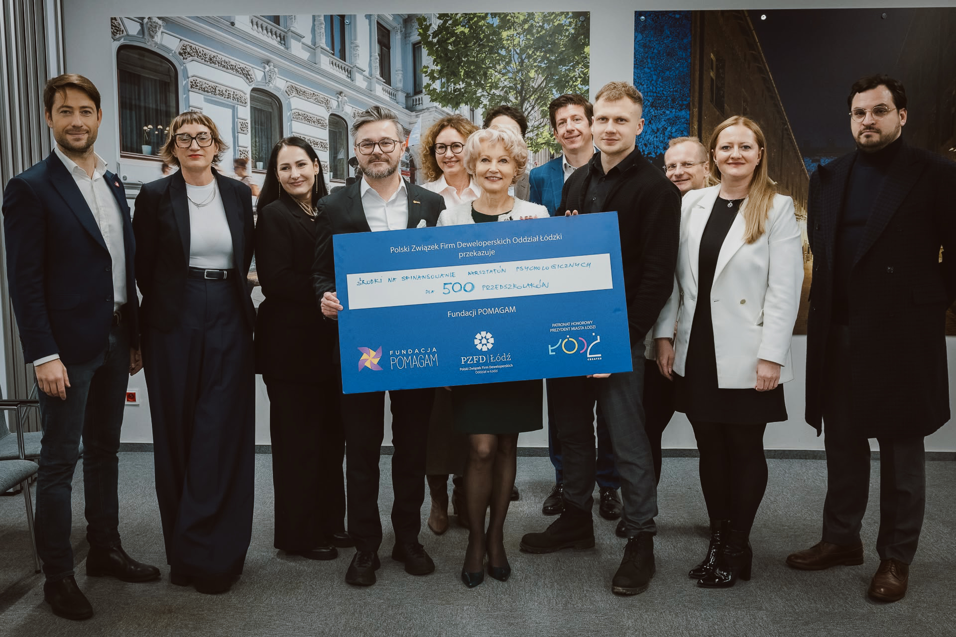 Przekazanie czeku na cel charytatywny — zespół Dynamix, deweloper Łódź